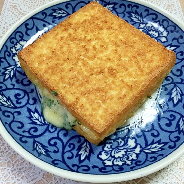 中からチーズがとろ〜り！な焼き厚揚げ♪